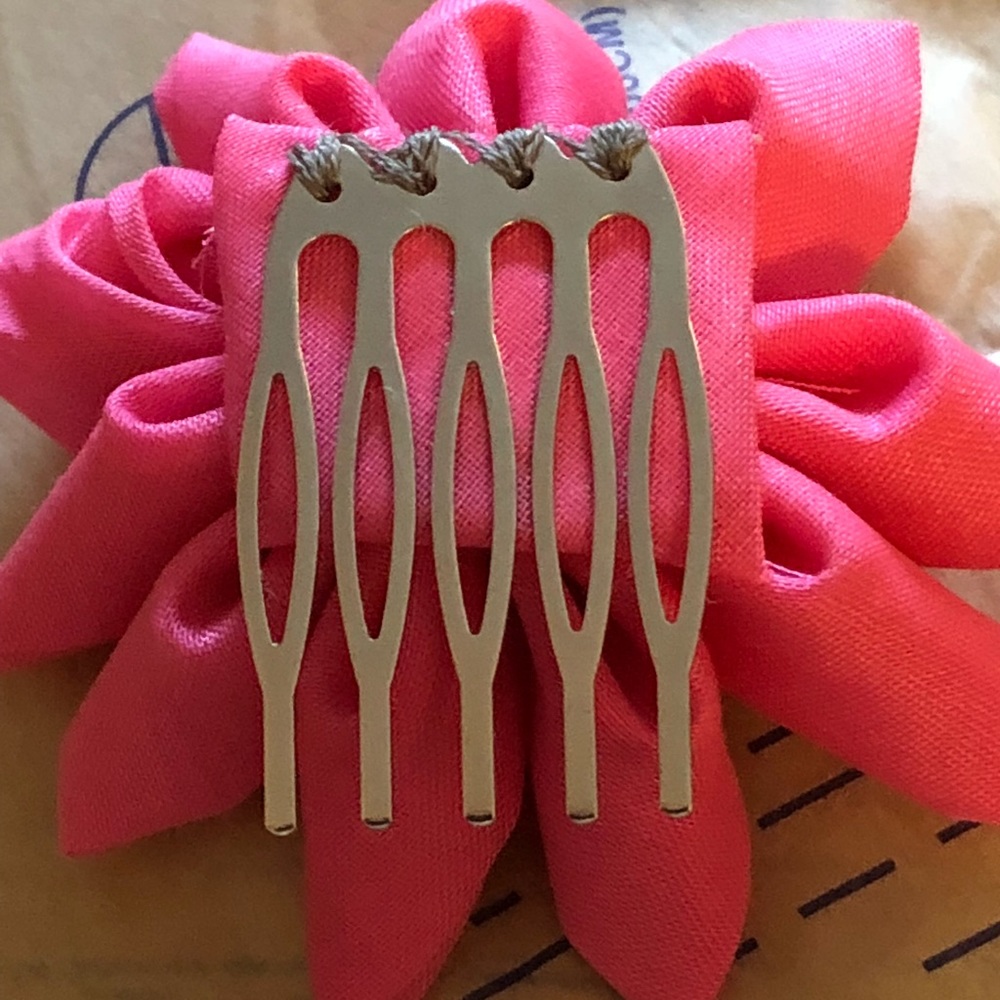 HP - Silk Flower Hair Comb - Picture 2 of 2